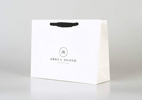 印刷白卡紙袋時(shí)，一定要覆膜嗎？